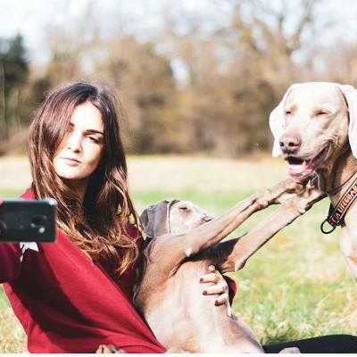 Maria si fa un selfie con due cani in pensione per cani a Pavia