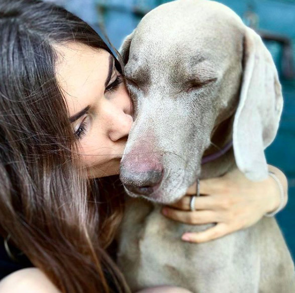 Maria di Argento Vivo mentre bacia un cane
