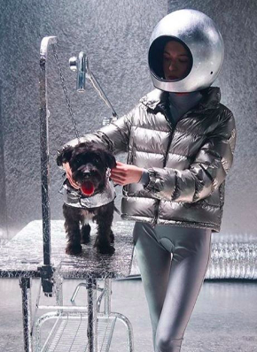 cane e ragazza su set per pubblicità Moncler