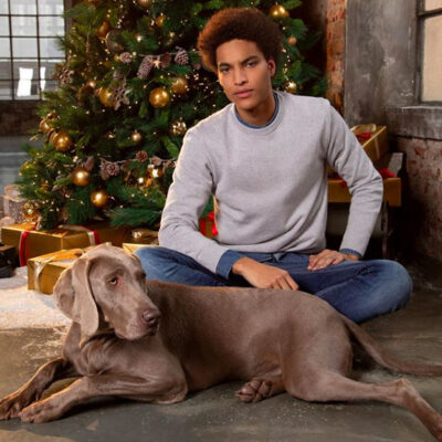 pubblicità Liu Jo con ragazzo e cane vicino ad albero di Natale