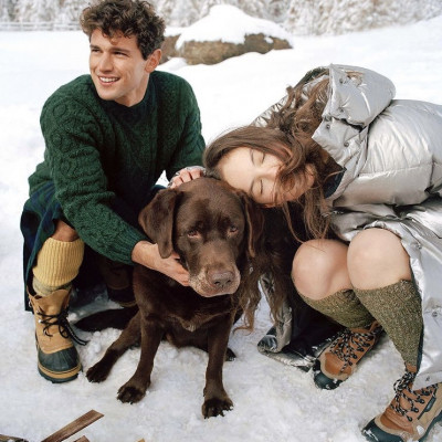 uomo e donna con cane sulla neve