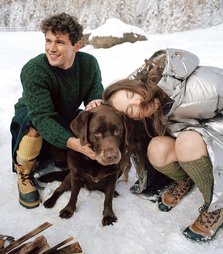 uomo e donna con cane sulla neve