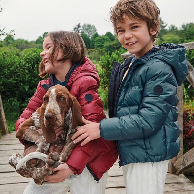 bambini con giacche Fay e cani