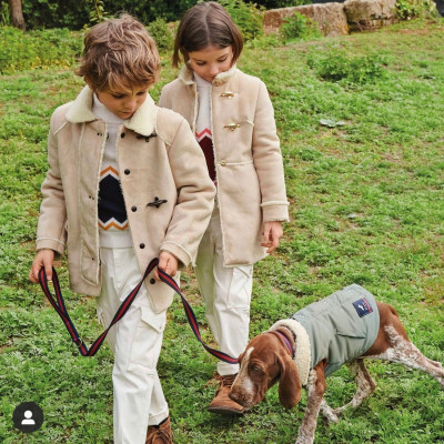 bambini con cane con giacchetta Fay